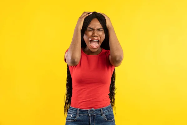 Africano americano senhora gritando alto tocando cabeça, fundo amarelo — Fotografia de Stock