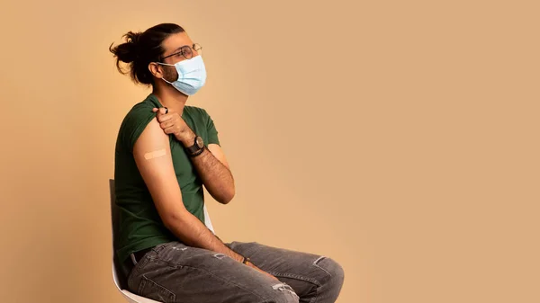 Indiano uomo in faccia maschera ottenuto vaccinato, mostrando spalla — Foto Stock