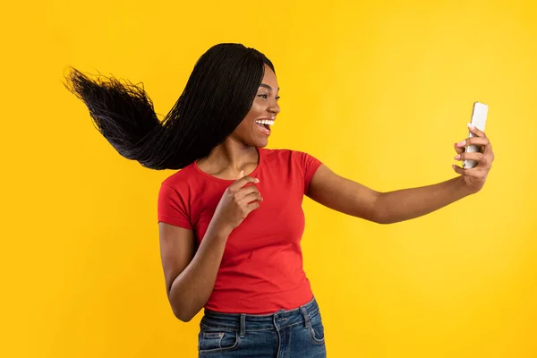 Mujer negra haciendo selfie vía Smartphone Jugando con el Pelo, Estudio — Foto de Stock