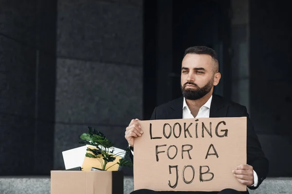 Boldogtalan munkanélküli férfi kartondobozos aláírással, álláskereséssel — Stock Fotó