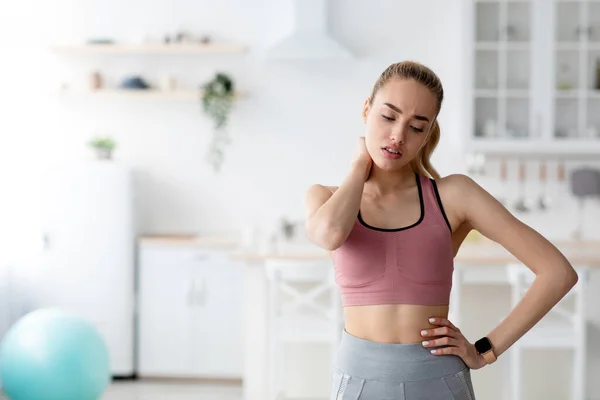 Trainingsverletzungen, Schmerzen und gesundheitliche Probleme allein zu Hause — Stockfoto