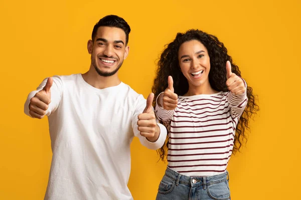 La mejor opción. Retrato de feliz pareja de oriente medio haciendo gestos con los pulgares hacia arriba en la cámara — Foto de Stock