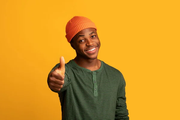Great Choice. Positive African American Hipster Guy Showing Thumb Up At Camera — Stock Photo, Image