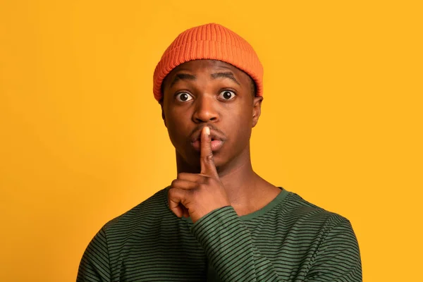 Guarda silencio. retrato de joven negro chico mostrando shh gesto en cámara — Foto de Stock