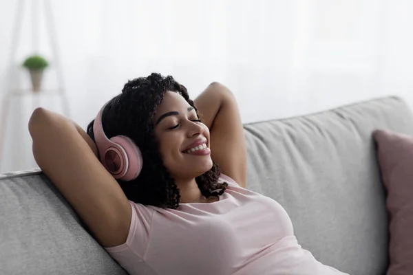 Relájese con música favorita, descansar y descansar con gadget móvil —  Fotos de Stock