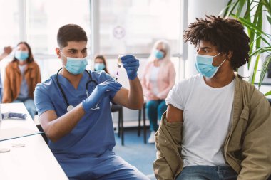 Şırıngalı Doktor, Şırıngadan Kovan 19 aşısı alıyor.