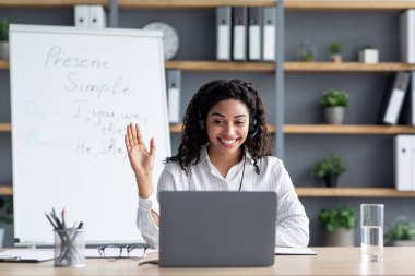 Çevrimiçi uzaktan eğitim teknolojisi, evde modern eğitim, yakınlaştırma konferansı