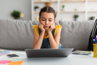 Bilgisayar görüntüsü web kamerası kullanan liseli kız