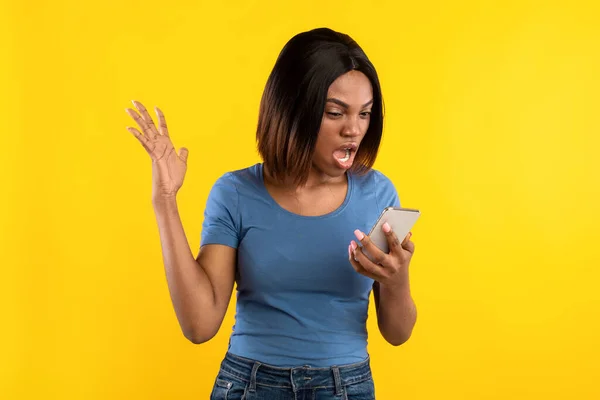 Angry Black Lady Holding Phone And Shouting On Yellow Background — Stock Photo, Image