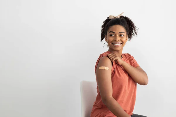 Hermosa mujer negra se vacunó, mirando el espacio de copia —  Fotos de Stock