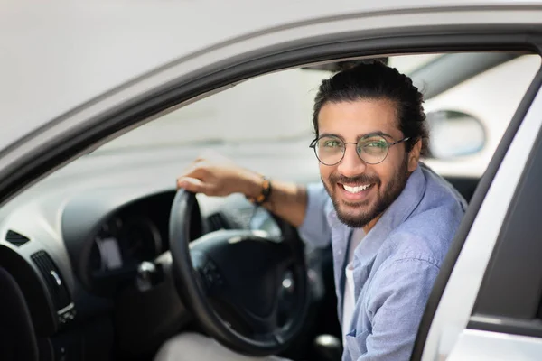 Portrait de heureux arabe gars entrer dans la voiture neuve — Photo