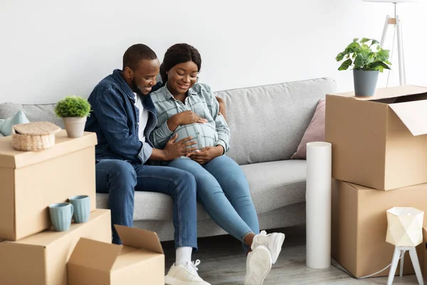 Jovens felizes negros cônjuges com esposa grávida se mudando para novo apartamento — Fotografia de Stock