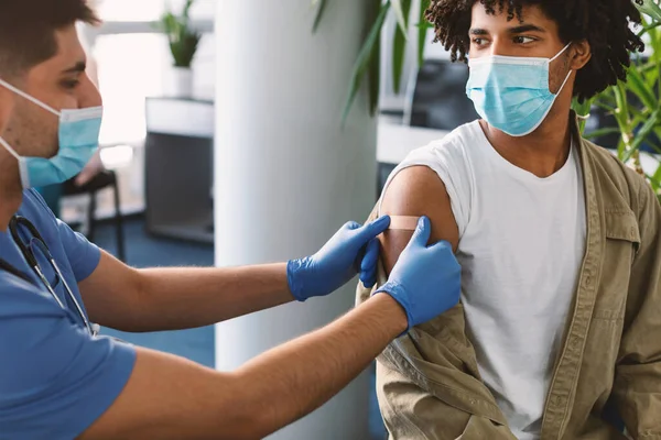 Chico Negro Vacunándose Contra Covid-19, Doctor Aplicando Yeso —  Fotos de Stock