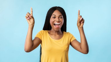 Neşeli Siyah Kadın Parmaklarını Mavi Arkaplanı Gösteriyor, Panorama