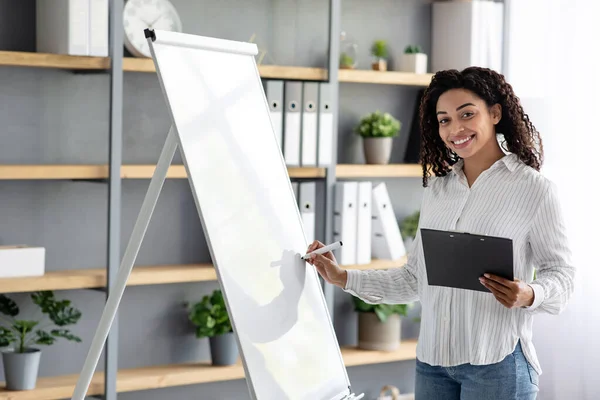 Tutor positivo enseña y lección de tiro para los estudiantes —  Fotos de Stock