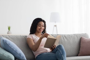 Günlük, not defteri, hobiler ve edebiyat ile evde bir gün planla. İçeride dinlenin ve rahatlayın.