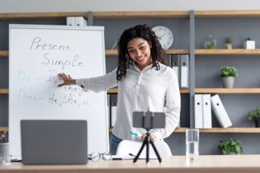 Yeni normal, çevrimiçi sınıf ve uzaktan öğretmenlik, modern eğitim ve evde öğrenim