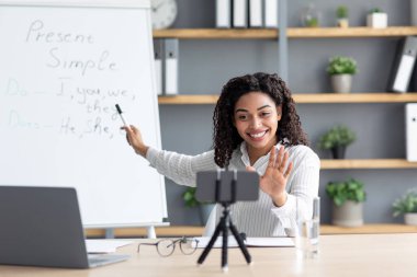 Evde öğretmenle video konferansı öğrenimi