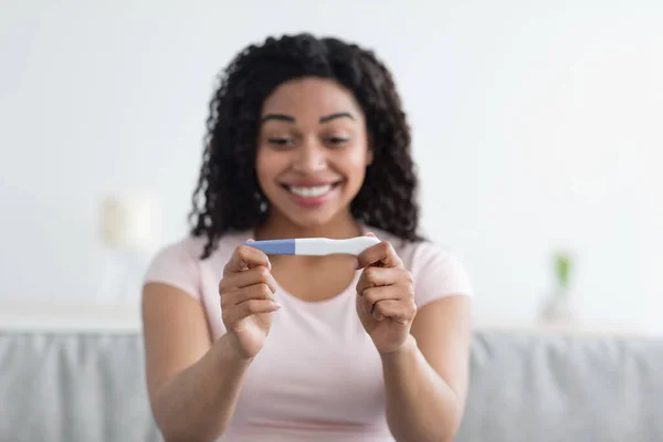 Skvělá zpráva, pozitivní emoce a plánování rodičovství, ovulace — Stock fotografie