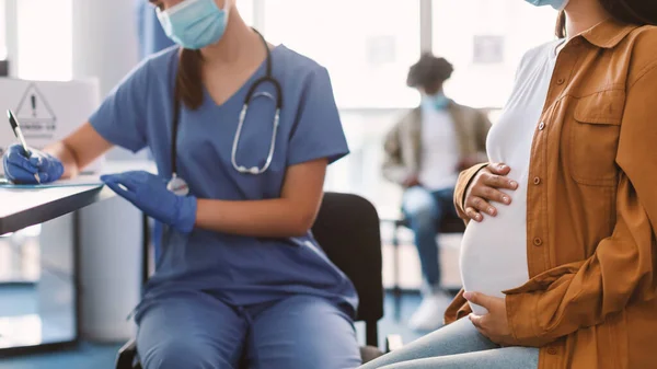 डॉक्टर गर्भवती महिला को टीकाकरण के लिए नियुक्ति कर रहा है — स्टॉक फ़ोटो, इमेज