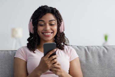 Komik video, pozitif, yeni uygulama, modern teknoloji ve favori müzik