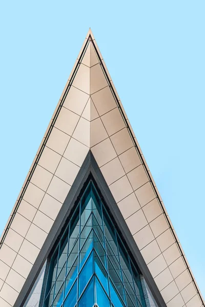 Parte del moderno edificio de oficinas con fachada de vidrio contra el cielo azul, vista de ángulo bajo, cultivo. Rascacielos en el centro de la ciudad —  Fotos de Stock