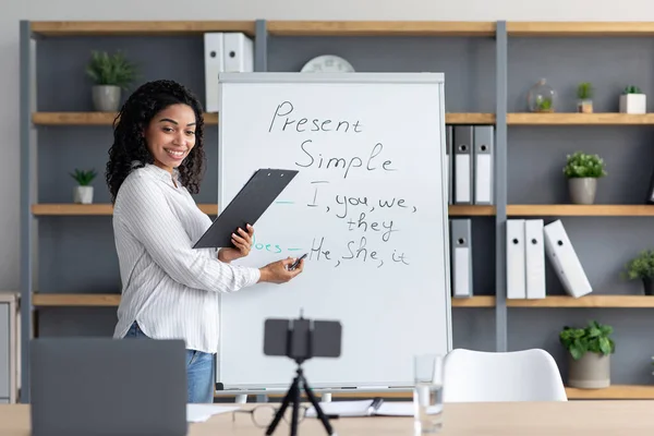 Educación moderna, estudio, distanciamiento social, blog y dispositivos para la lección en casa —  Fotos de Stock