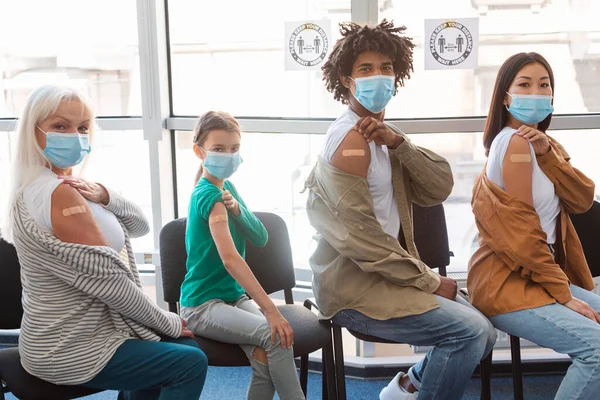 Çeşitli İnsanlar Klinikte Aşılanmış Kollarını Alçıyla Gösteriyor