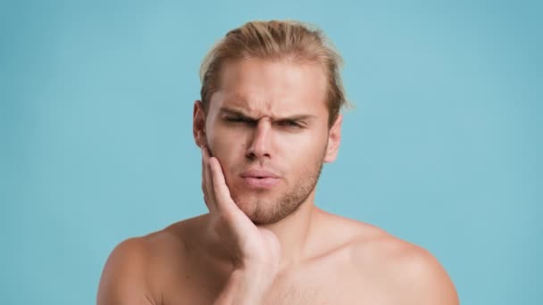 J'ai mal aux dents. Jeune homme malheureux souffrant de douleur dentaire, frottant la joue endolorie — Video