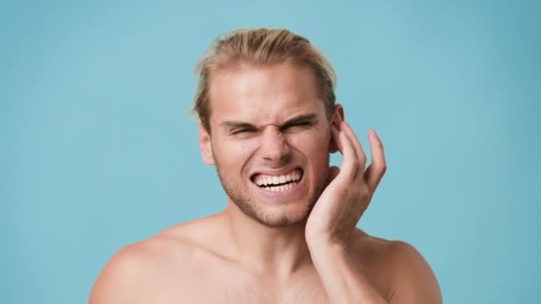 耳痛。Otitis病気に苦しんでいる病気の若い男,こすりソアオーリクル — ストック動画