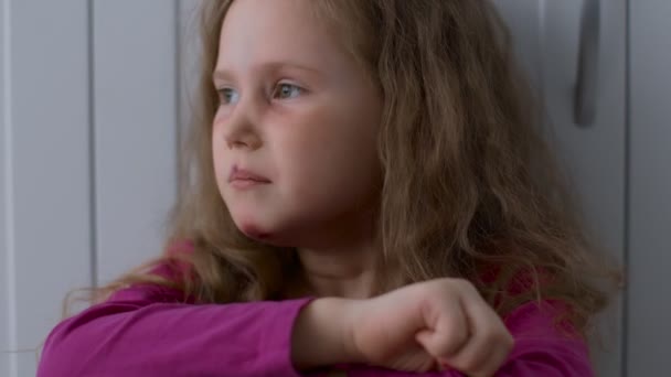 Vittima di abusi su minori e violenza domestica. Primo piano di ragazzina spaventata con la faccia maltrattata seduta da sola a piangere — Video Stock