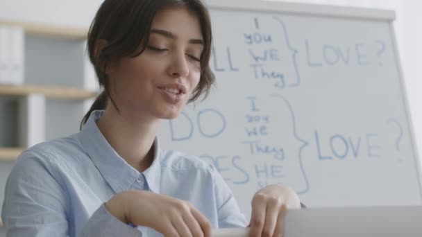 외국어 과외 개념입니다. 영어 문법을 설명하는 젊은 여교사 온라인 학생에게 — 비디오
