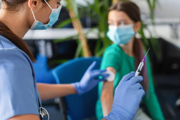 Teen Girl bereitet sich auf Impfung gegen Covid-19 vor — Stockfoto