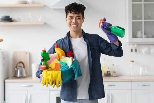 微笑亚洲男人打扫公寓，复制空间 — 图库照片