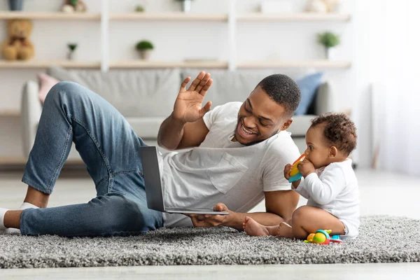 Preto pai e bebê infantil fazendo chamada de vídeo com laptop em casa — Fotografia de Stock