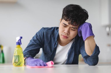 Toz bezli yorgun Asyalı genç adam, boşluğu kopyala