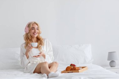 Evde mutlu sabahlar, lezzetli kahvaltı.