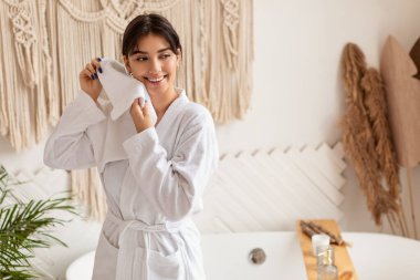 Banyo 'da Beyaz Havluyla Kuruyan Kadın