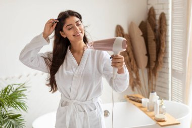 Güzel Esmer, Kurutan ve Saç Kurutma Makinesi ile Şekil Veren Kadın