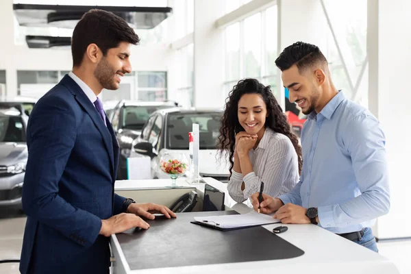 Rica árabe família compra novo carro no showroom — Fotografia de Stock