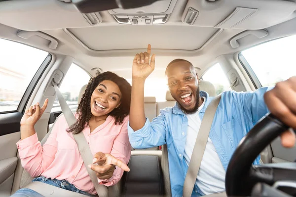Eccitato coppia nera godendo di musica guida auto di lusso — Foto Stock