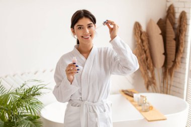 Mutlu Kadın Yüze Serum Uyduruyor Banyoda Nemlendirici Cilt