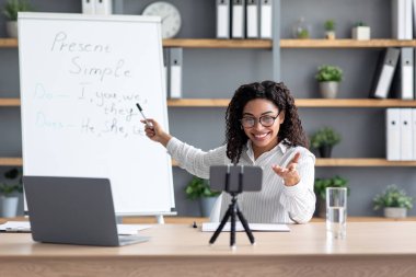 Eğitim, uzaklık çevrimiçi sınıf, görüntülü sohbet ve evde öğrenme