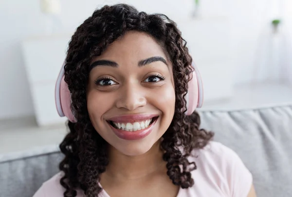 Espressione facciale felice, studente blogger positivo che fa live streaming, guarda la telecamera da vicino — Foto Stock