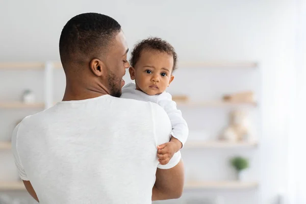 黒人ミレニアルマンともに愛らしい赤ちゃんの男の子が自宅でポーズ — ストック写真