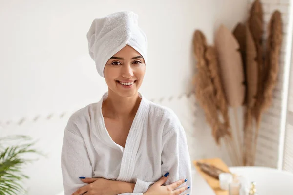 Vrouw poseren met handdoek op hoofd na het baden in de badkamer — Stockfoto