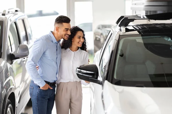 Middle-eastern family choosing new auto, standing by white vehicle — Stock Photo, Image