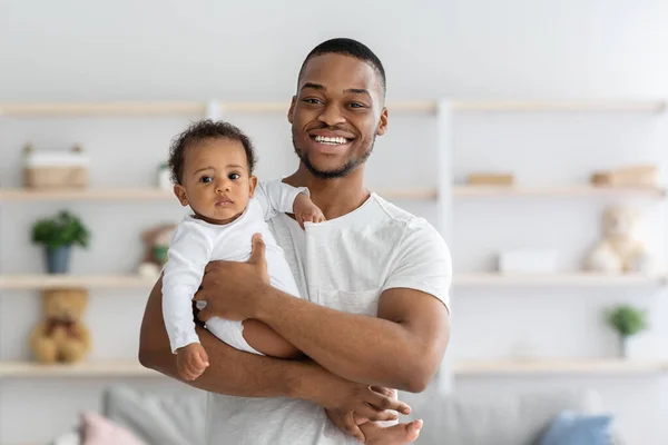 Vaderschap. Portret van gelukkig jong zwart man houden zijn schattige baby — Stockfoto