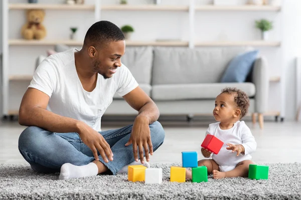 黒人の父と彼の幼児は自宅でブロックを構築して遊ぶ — ストック写真