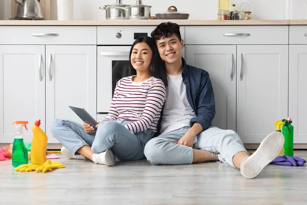 Feliz asiático homem e mulher usando tablet, à procura de casa de manutenção — Fotografia de Stock